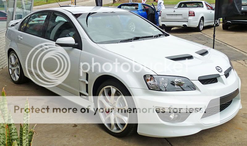 800px-2010_HSV_Clubsport_E_Series_3_MY11_sedan_01.jpg